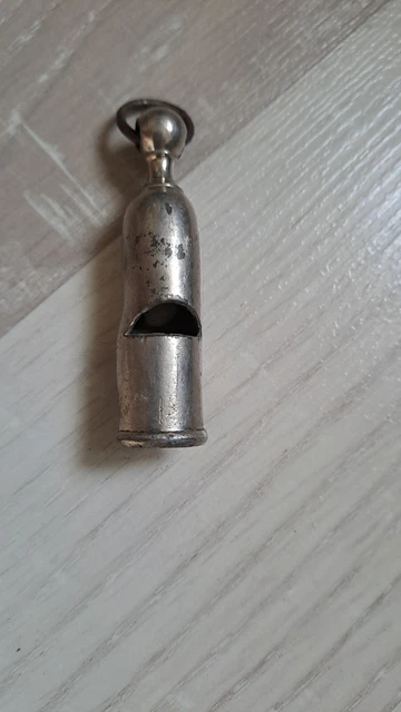 Sifflet vintage en métal noble avec boule de liège état de