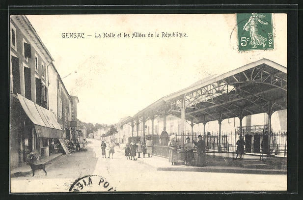 CPA Gensac, la Halle et les Allees de la Republique