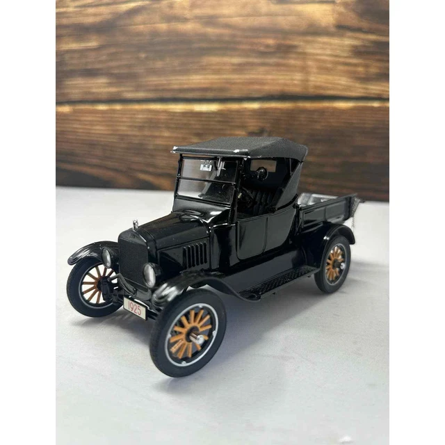 Danbury Mint 1925 Ford Model T Runabout Die-Cast Vehicle