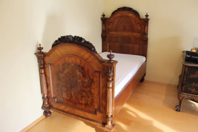 Antikes Bett im Stil Wiener Barock Nussbaum Holz Einzelbett Bett alt