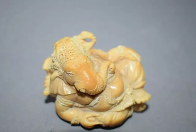 Liegender Ganesha mit Attributen-Japan, Taguanuss, feine Schnitzqualität, 50mm