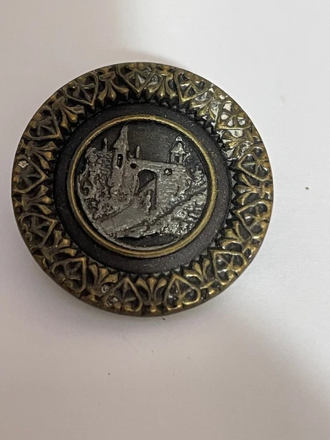 beau bouton ancien 28 mm Paysage en relief  mode XIXéme