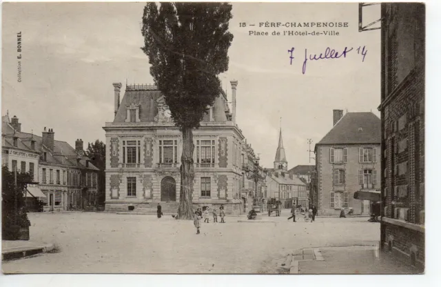 FERE CHAMPENOISE - Marne - CPA 51 - l' Hotel de ville - place et arbre