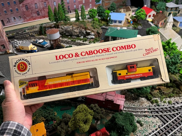 Southern Pacific HO Diesel Locomotive 7030 Bachmann Engine PLUS Caboose with Box