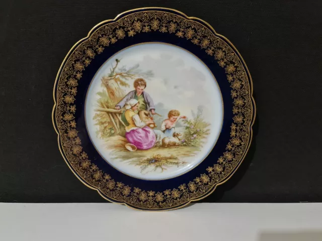 Ancienne assiette décorative en porcelaine à décor de personnages - XXe
