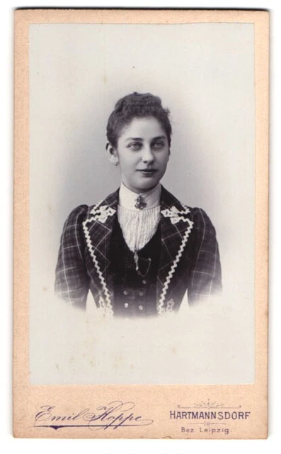 Fotografie Emil Hoppe, Hartmannsdorf, Junge Dame in kariertem Mantel und Weste