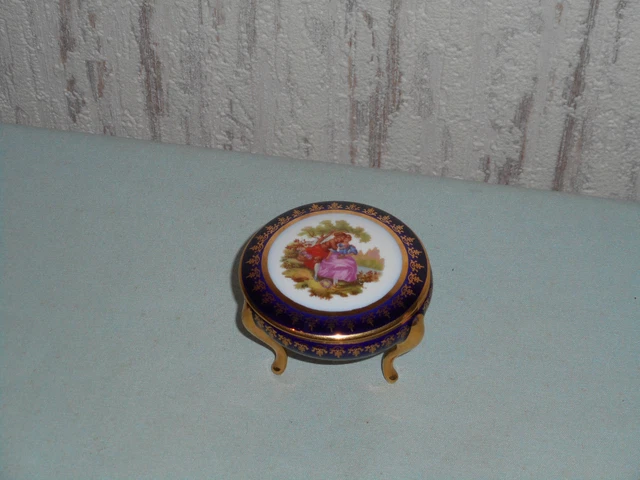 PETIT BIBELOT EN Porcelaine De Limoge Ht 7cm Diam 8 5cm EUR 10 00 petit-bibelot-en-porcelaine-de-limoge-ht-7cm-diam-8-5cm-eur-10-00