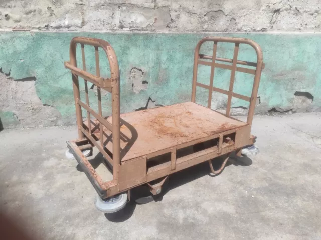 Ancien chariot de la poste en métal objet de métier vintage industriel