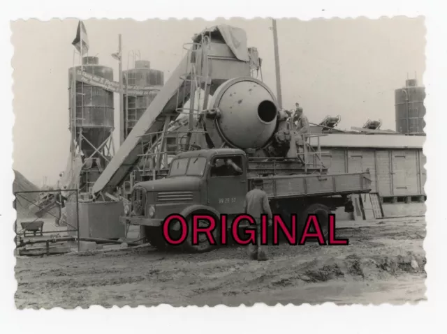 Orig Foto 1958 Mann mit DDR LKW aus Staßfurt an Betonmischanlage mit Fahne TOP