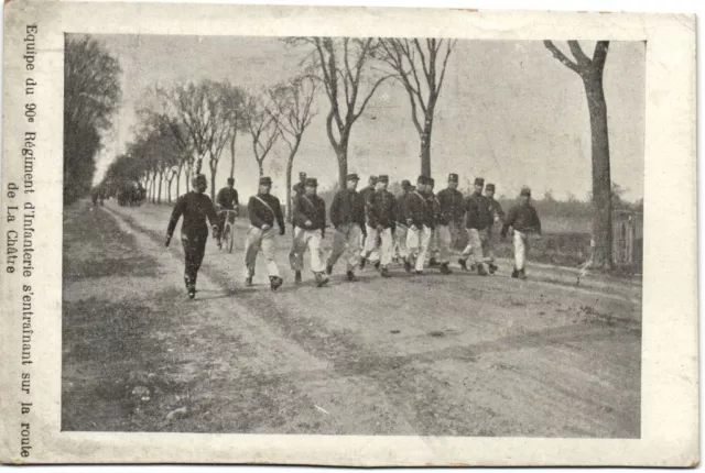 CPA Equipe du 90s Régiment d'Infanterie s'entrainant sur la route (173116)