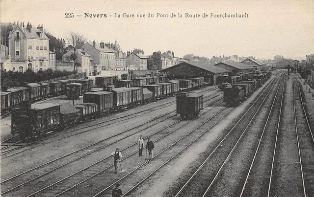 CPA 58 NEVERS LA GARE VUE DU PONT DE LA ROUTE DE FORCHAMBAULT (cliché pas runa)