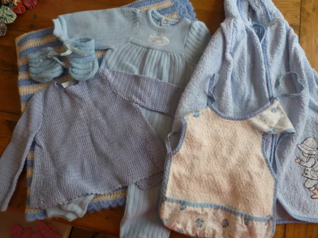 LOT BEBE COUVERTURE laine babygros 3 mois chaussons brassiere bavoir peignoir ba EUR 5 00 PicClick FR