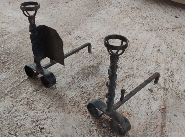 Paire De Chenets Anciens En Fer Forgé – Pour Cheminée