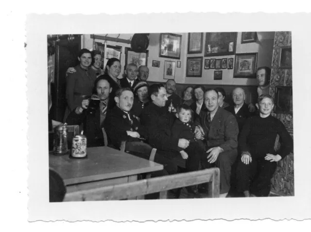 Wirtshaus Gaststätte Gruppenfoto Bierkrüge Bilder an Wand WK 2 Vintage Foto