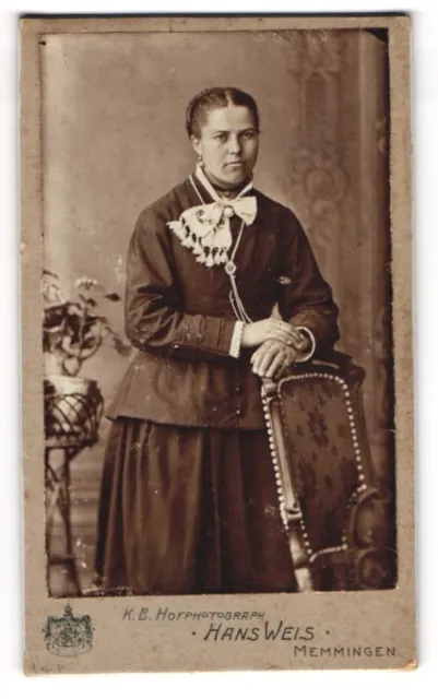 Fotografie Hans Weis, Memmingen, Dame im dunklen Kleid mit Halskette