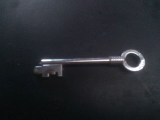ANCIEN BRIQUET A ESSENCE EN FORME DE CLEF ! OBJET VITRINE COLLECTION ...