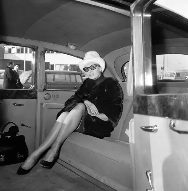 Sophia Loren arriving London Airport from Paris She will be go- 1965 Old Photo 2