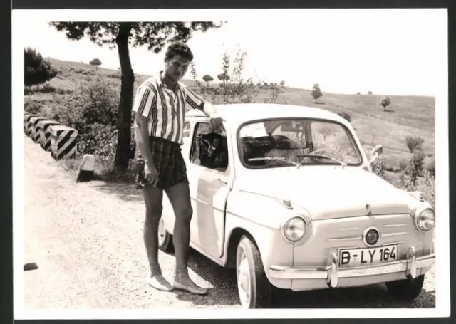 Fotografie Auto Fiat 500, Fahrer am PKW mit Kfz-Kennzeichen Berlin