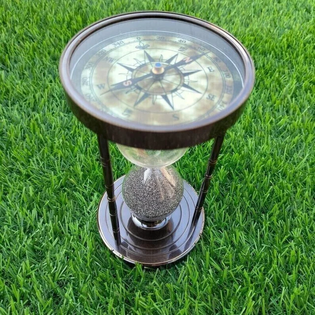 Reloj de arena náutico de latón antiguo con brújula marítima, decoración en...