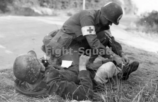 wW2 Picture Photo 1944 American medic helping a wounded Waffen soldier 1551