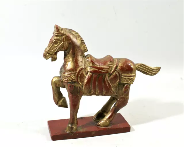 STATUETTE CHEVAL EN BOIS SCULPTE sur socle, PATINE ROUGE ET  OR, Inde, 17 cm