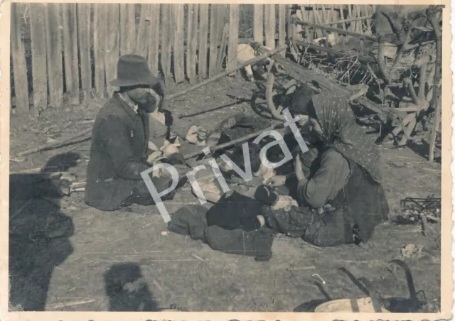 Photo Wk II Wehrmacht Balkan Roumain Agriculteurs Déjeuner Gypsy L1.72