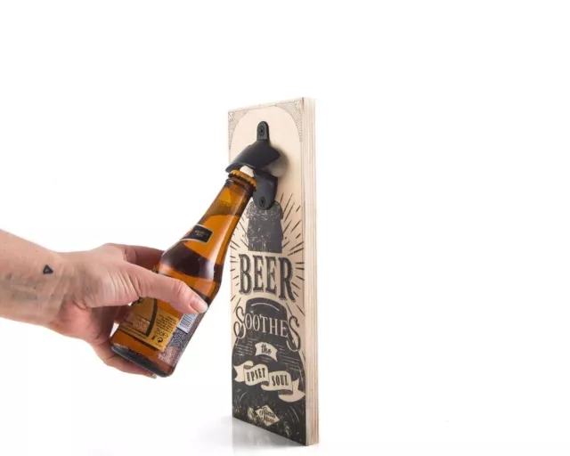 Abrebotellas montado en la pared Beer Soothes // Home Bar Abrebotellas...