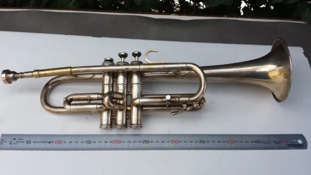Ancienne belle trompette 3 pistons ROYAL ARTIST en métal argenté Bel état.