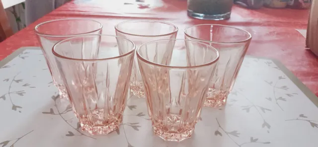 Ensemble de 5 anciens verres à eau coloris rose translucide vintage 2