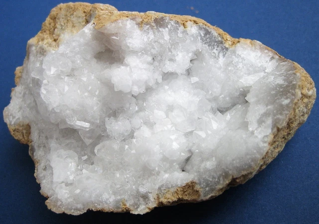 Kleine Bergkristalle in Quarz Druse NATUR Bergkristall Stufe 8x6x4 cm 182 g