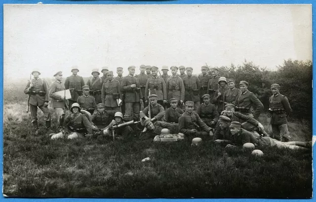 CPA PHOTO: Soldats allemands - Mitrailleuse camouflée / Guerre 14-18