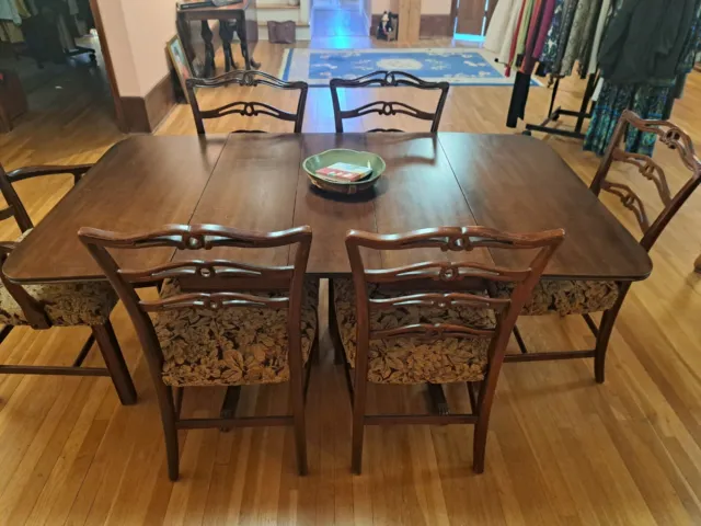 Beautiful Duncan Phyfe Dining Table and Chairs for 6