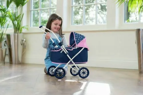 Mamas & Papas Mein erstes Spielzeug Puppenwagen ist die perfekte Höhe für Ihre Kleinen