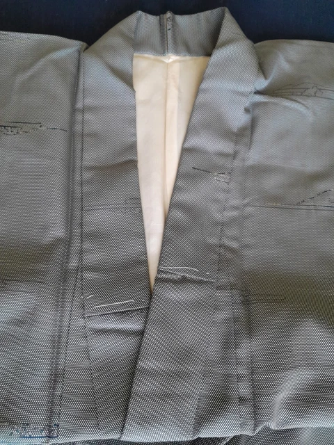 Kimono Tsumugi seta grigio e bianco con motivo astratto in fili multicolore.