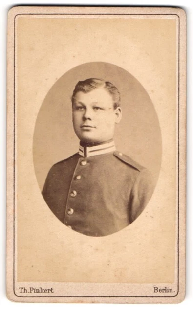 Fotografie Th. Pinkert, Berlin, Grosse Friedrich Strasse 113, Soldat in Gardeun