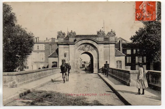 VITRY LE FRANCOIS - Marne - CPA 51 - la porte du pont vue N° 7
