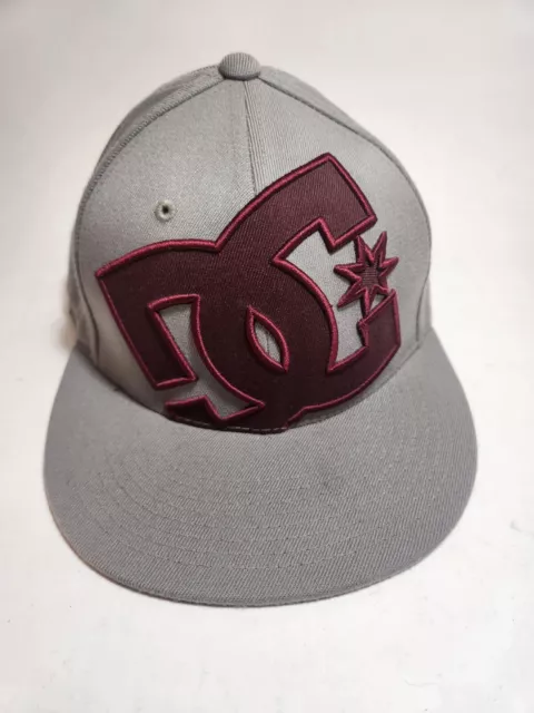 DC SHOES 210 Fitted Flexfit Hat Cap Size 6 7/8-7 1/4 Grey Maroon Logo