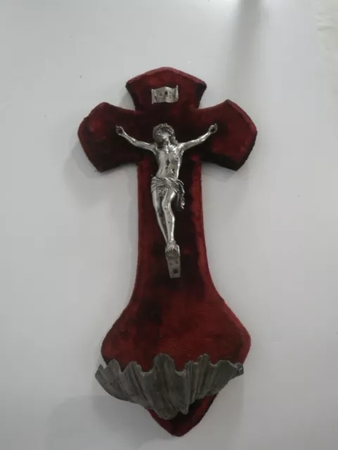 Crucifix bénitier sur velours rouge Christ ancien