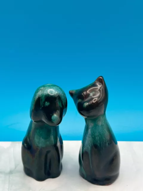 Estatuilla vintage en miniatura de gato y perro de cerámica azul montaña BMP