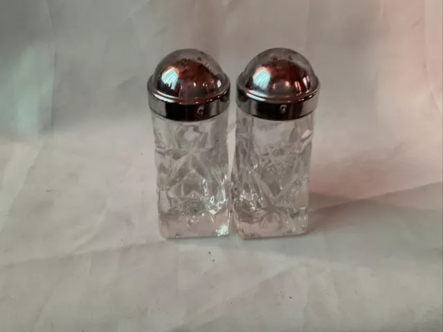 https://www.picclickimg.com/kCQAAOSwmlVlLyZ0/Vintage-Anchor-Hocking-Precut-Glass-Salt-And-Pepper.webp