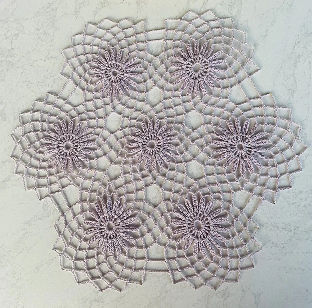 Häkeldeckchen in hellem flieder, 27 cm, Handarbeit