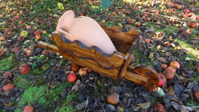 CARRETILLA de madera con ÁNFORA de barro. 90 cms de largo. Garden wheelbarrow