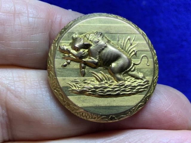 CHARGING WILD RAZORBACK BOAR LARGE GILT SPORTING BUTTON 29.4mm 1830-1850 rmdc
