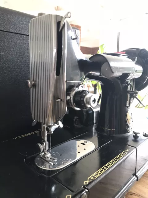 1954  Singer 222K Featherweight Sewing Machine 2