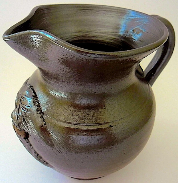 Pichet en grès normand à décor végétal, probablement Noron-la-Poterie (14).
