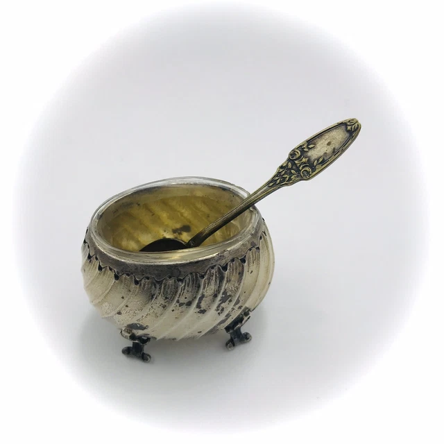 SALIÈRE ANCIENNE MÉTAL ARGENTÉ sur 4 PIEDS FEUILLAGÉ  SA CUILLÈRE ( VERMEIL?)