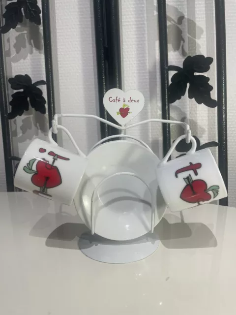 Set Duo de Tasses à Café avec Sous-Tasses Sur Support Métallique Thème Amour