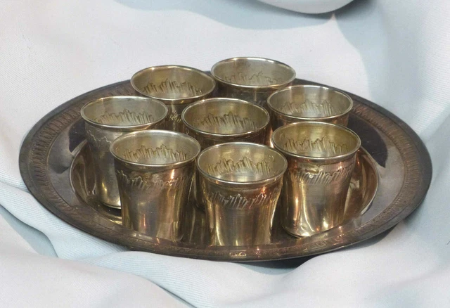 AA 1890 joli service liqueur plateau métal 8 petits verres gobelet argent massif