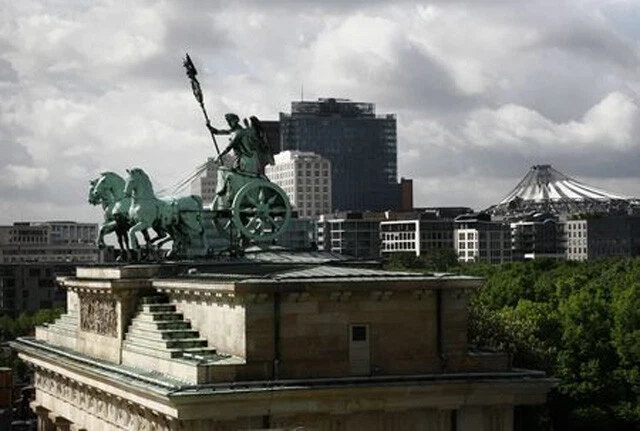 Die Quadriga auf dem Brandenburger Tor und im Hintergrund der Tiergarten und dem
