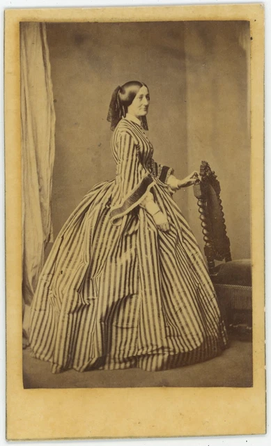 CDV CIRCA 1865. Portrait d'une femme en robe par Disdéri à Paris. EUR